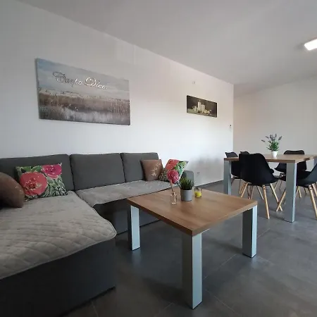 Apartament V *