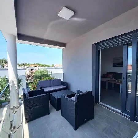 Apartment V *