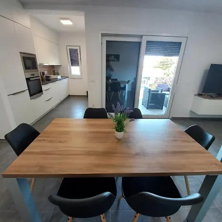 Martina Apartment Vir