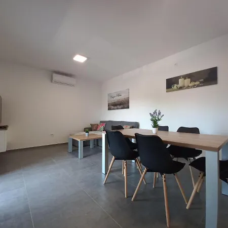 Apartment V *